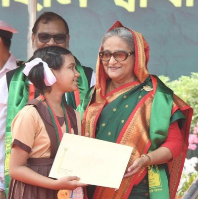 শিশুদের পুরস্কার তুলে দিচ্ছেন প্রধানমন্ত্রী, ছবি:ফোকাস বাংলা