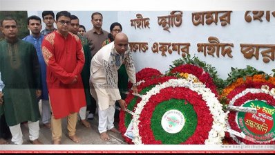 শহীদ মুক্তিযোদ্ধাদের ফুল দিয়ে শ্রদ্ধা জানানো হয়