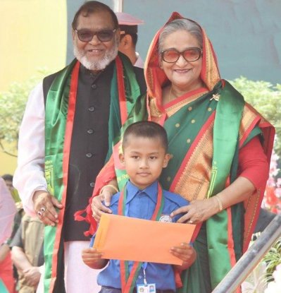 শিশুদের পুরস্কার তুলে দিচ্ছেন প্রধানমন্ত্রী, ছবি:ফোকাস বাংলা