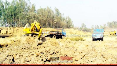 নাগর নদী থেকে মাটি কেটে নিয়ে যাওয়া হচ্ছে