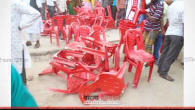 যুবলীগের দু&rsquo;গ্রুপে সংঘর্ষের সময় চেয়ার ভাঙচুর করা হয়