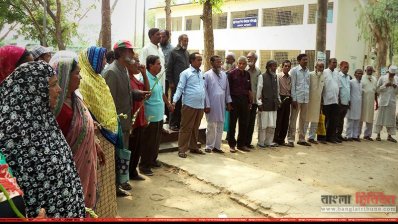 উপজেলা কার্যালয়ের সামনে ক্ষেতলাল উপজেলার মুক্তিযোদ্ধারা