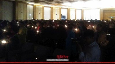 মোমবাতি জ্বালিয়ে শ্রদ্ধা জানাচ্ছেন অনুষ্ঠানে উপস্থিত সবাই