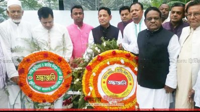 লক্ষ্মীপুরে ফুল দিয়ে শ্রদ্ধা জানান বেসামরিক বিমান ও পর্যটন মন্ত্রী এ কে এম শাহজাহান কামাল
