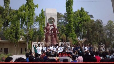 মুক্তিযুদ্ধের ভাস্কর্যের সামনে ঝাড়ু মিছিল