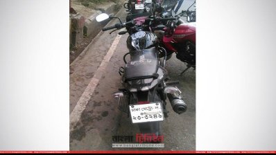 রিপ্তিকে বহনকারী তার মামার মোটরসাইকেল