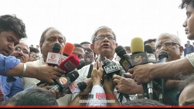 সাংবাদিকদের সঙ্গে কথা বলছেন মির্জা ফখরুল
