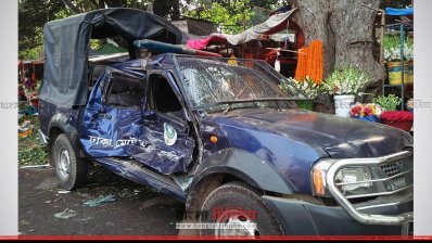 ক্ষতিগ্রস্ত গাড়িটি