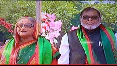 জাতীয় সংগীত গাইছেন প্রধানমন্ত্রী (ছবি- টিভি থেকে নেওয়া)