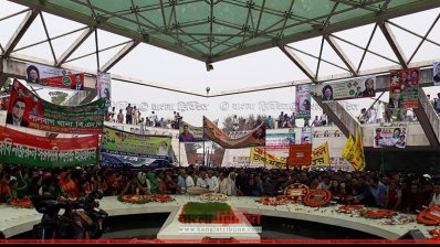 জিয়াউর রহমানের সমাধিতে শ্রদ্ধা জানাচ্ছেন বিএনপির নেতাকর্মীরা