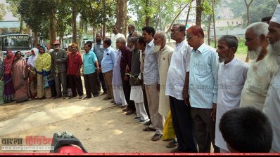 উপজেলা কার্যালয়ের সামনে ক্ষেতলালে উপজেলার মুক্তিযোদ্ধারা