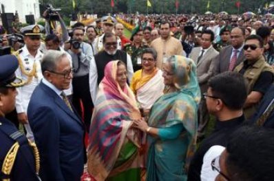 বঙ্গভবনে সস্ত্রীক রাষ্ট্রপতি আবদুল হামিদের সঙ্গে প্রধানমন্ত্রী শেখ হাসিনা (ছবি- বাসস)