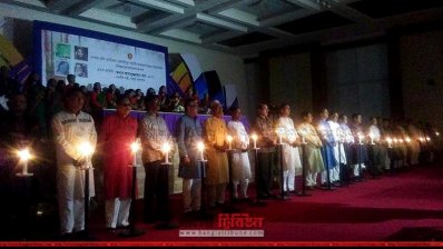 মোমবাতি জ্বালিয়ে শ্রদ্ধা জানানো হয় ২৫ মার্চ কালরাতের শহীদদের