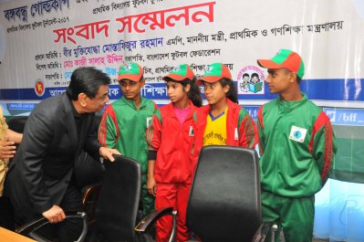 অধিনায়কদের সঙ্গে কথা বলছেন সালাউদ্দিন