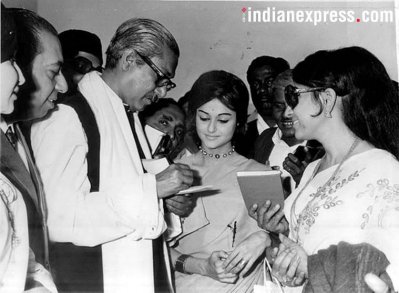 শেখ মুজিবুর রহমানের সঙ্গে ভারতীয় সংগীত শিল্পী মাহেন্দ্র কাপুর (বাম থেকে দ্বিতীয়) ও চিত্র নায়িকা হেমা মালিনী (একেবারে ডানে)।