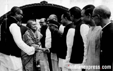 ১৯৭২ সালের ১৭ মার্চ ভারতের তৎকালীন প্রধানমন্ত্রী ইন্দিরা গান্ধী ঢাকায় পৌঁছানোর পর নিজের মন্ত্রিসভার সদস্যদের সঙ্গে তাকে পরিচয় করিয়ে দেন বঙ্গবন্ধু শেখ মুজিবুর রহমান। 