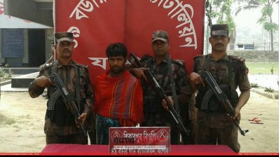 যশোরের শিকারপুর সীমান্ত থেকে ৩২ পিস সোনার বারসহ  ভারতীয় নাগরিক আটক
