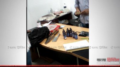 উদ্ধার হওয়া মাদক ও চাপাতি (ছবি- প্রতিনিধি)