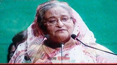 স্বাধীনতা দিবসের আলোচনায় বক্তব্যের এক পর্যায়ে কান্নায় ভেঙে পড়েন আওয়ামী লীগ সভাপতি শেখ হাসিনা (ছবি- টিভি থেকে নেওয়া)