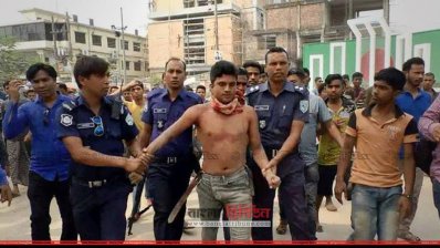 পান ব্যবসায়ীর ব্লেডের আঘাতে তিন পুলিশ আহত