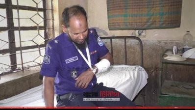পান ব্যবসায়ীর ব্লেডের আঘাতে তিন পুলিশ আহত