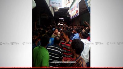 যশোরে ইয়াবা দিয়ে ব্যবসায়ীকে ফাঁসানোর অভিযোগ তিন পুলিশের বিরুদ্ধে