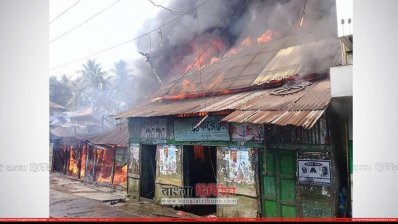 পিরোজপুরে আগুনে পুড়ে গেছে ১০টি দোকান 