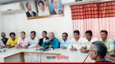 নয়াপল্টনের কেন্দ্রীয় কার্যালয়ে বিএনপির সংবাদ সম্মেলনে কথা বলছেন রিজভী