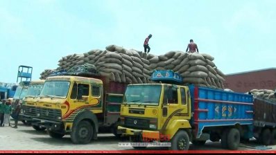 হিলি বন্দর দিয়ে চাল আমদানি করা হচ্ছে