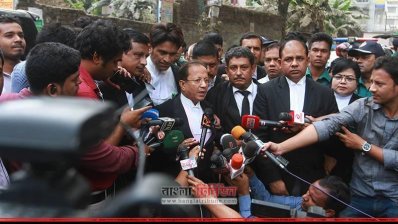 সাংবাদিকদের সঙ্গে কথা বলছেন খালেদা জিয়ার আইনজীবী সানাউল্লাহ মিয়া