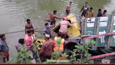 ঝিনাইদহে নিয়ন্ত্রণ হারিয়ে ট্রাক খাদে