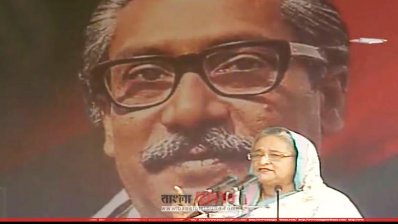 ঠাকুরগাঁওয়ের জনসভায় বক্তব্য রাখছেন শেখ হাসিনা (ছবি- টিভি থেকে নেওয়া)