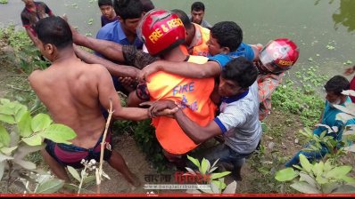 ট্রাক খাদে পড়ার পর উদ্ধারকাজ চলছে