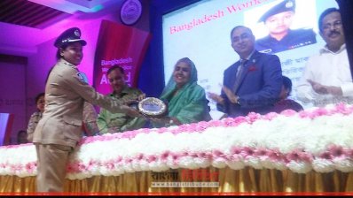 পুরস্কার নিচ্ছেন এক নারী পুলিশ