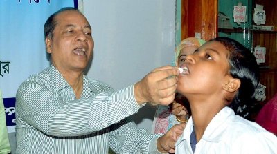 কৃমিনাশক ওষুধ খাওয়ানো হচ্ছে (ছবি- সংগৃহীত)