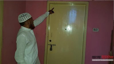 গুলির দাগ দেখাচ্ছেন বাড়ির মালিক