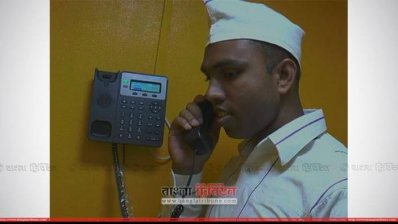 বুধবার কার্যক্রম উদ্বোধনের পর মোবাইল ফোনে কথা বলছেন এক বন্দি