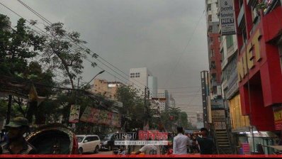 শুক্রবার সন্ধ্যায় রাজধানীর আকাশে মেঘের ঘনঘটা