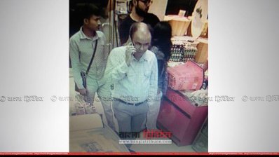 মোবাইল ফোনে কথা বলতে বলতে বেরিয়ে যাচ্ছেন ওয়াদুদ আলী, মিনা বাজারের সিসি ক্যামেরায় ধারণ করা ছবি