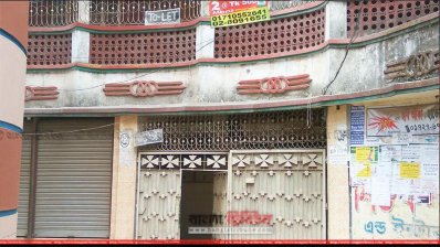 বাড়ির গেটে ঝুলছে ‘টু লেট’