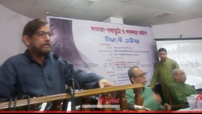 অনুষ্ঠানে বক্তব্য রাখছেন সংস্কৃতিমন্ত্রী আসাদুজ্জামান নূর