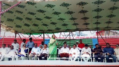 চাঁদপুর স্টেডিয়ামে প্রধানমন্ত্রীর জনসভাস্থল পরিদর্শন করতে এসে মঞ্চে আওয়ামী লীগ নেতারা