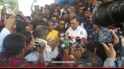  সাতক্ষীরার দেবহাটা থানার নতুন ভবন উদ্বোধন শেষে সাংবাদিকদের প্রশ্নের জবাব দিচ্ছেন স্বরাষ্ট্রমন্ত্রী আসাদুজ্জামান খাঁন কামাল