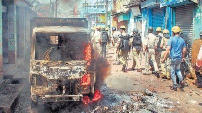 আসানসোলে সাম্প্রদায়িক দাঙ্গার সময় পুড়িয়ে দেওয়া গাড়ি