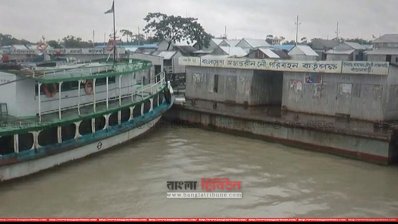 ঝড়ের কারণে বন্ধ হয়ে যায় ফেরি ও নৌ চলাচল