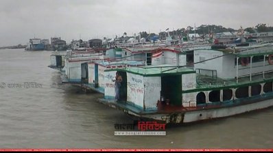 ঝড়ের কারণে বন্ধ হয়ে যায় ফেরি ও নৌ চলাচল