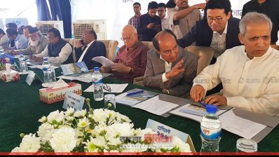 অনুষ্ঠানে অর্থমন্ত্রী ও বাণিজ্যমন্ত্রীসহ অন্যান্য অতিথিরা (ছবি- প্রতিনিধি)