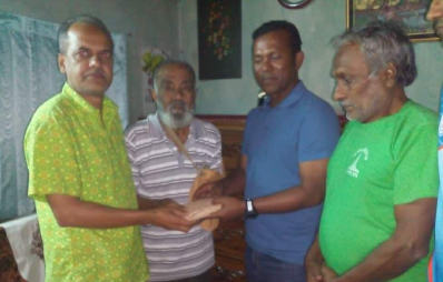 ওয়াজেদের হাতে টাকা তুলে দিচ্ছেন মারুফুলরা
