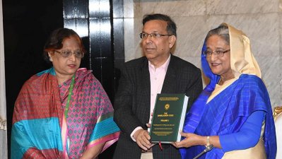 আইনের সংকলন &lsquo;বাংলাদেশ কোডে&rsquo;র মোড়ক উন্মোচন করছেন প্রধানমন্ত্রী (ছবি- ফোকাস বাংলা)