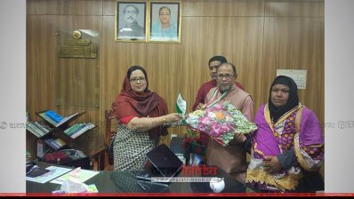 বীরপ্রতীককে সম্মাননা ক্রেস্ট তুলে দিচ্ছে জেলা প্রশাসক মোছা. সুলতানা পারভীন 